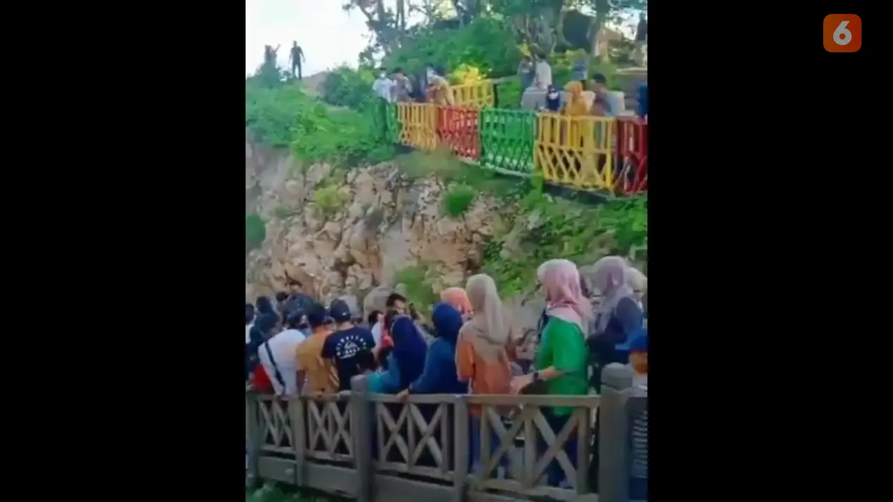 Tangkapan layar video viral pengunjung kawasan wisata Titik Nol Bulukumba Viral di media sosial (Liputan6.com/Istimewa)