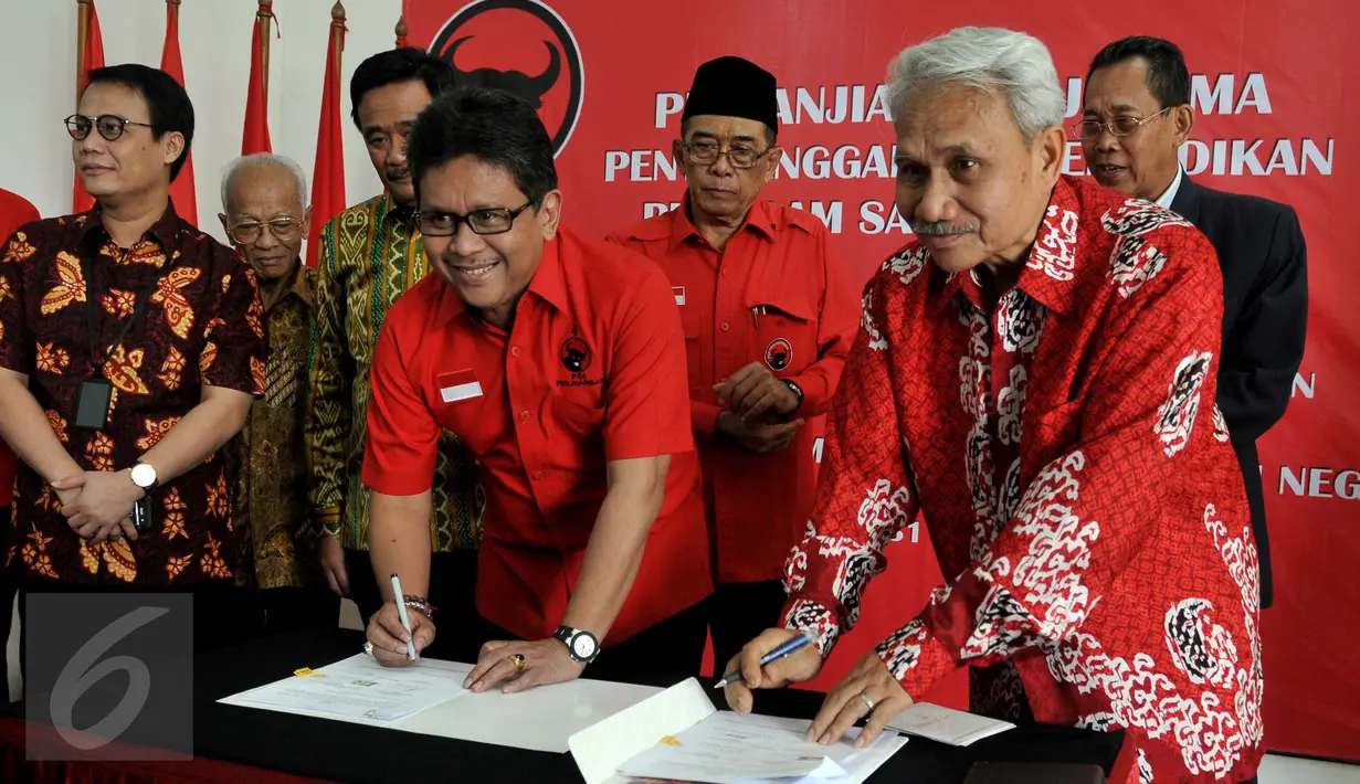Sekjen PDI Perjuangan Hasto Kristiyanto dan Ketua Dewan Pembina Yayasan Sekolah Tinggi Ilmu Pemerintahan Abdi Negara (STIPAN), Ermaya Suradinata saat penandatangan kerjasama di Jakarta, Jumat (31/7/2015). (Liputan6.com/Johan Tallo)