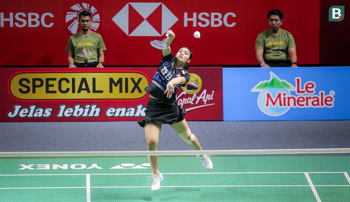 Pebulu tangkis tunggal putri Indonesia, Gregoria Mariska Tunjung berusaha melakukan smash ke arah wakil China, Wang Zhi Yi pada babak perempat final Indonesia Open 2024 di Istora, Senayan, Jakarta, Jumat, (07/06/2024). (Bola.com/Bagaskara Lazuardi)