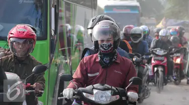 Pemudik motor pada H – 2 Lebaran sudah terlihat ramai di daerah Pantura dari Indramayu menuju Cirebon, Jawa Barat, Rabu (15/7/2015). Pemudik Motor ‘menguasai’ Jalur Pantura pada H-2 Lebaran. (Liputan6.com/Herman Zakharia)