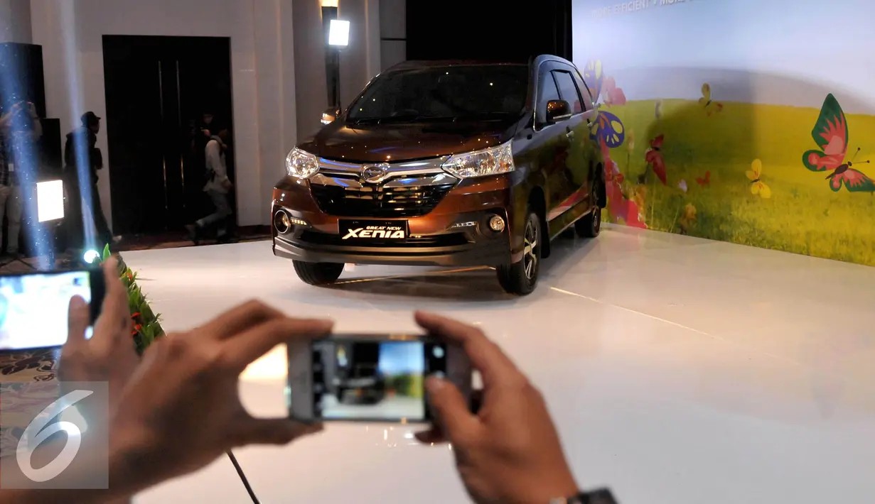 Pengunjung mengabadikan acara Launching Daihatsu Great New Xenia, Jakarta, Rabu (12/8/2015). Great New Xenia merupakan generasi ke tiga dari Dahaitsu Xenia dengan tiga kelebihan utama yaitu, lebih stylish, efisien dan bertenaga. (Liputan6.com/Johan Tallo)