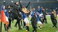 Pemain Atalanta merayakan kemenangan mereka atas Shakhtar Donetsk pada pertandingan Grup C Liga Champions di Kharkiv, Ukraina, Rabu (11/12/2019). Atalanta sukses mengukir sejarah untuk pertama kalinya mampu lolos ke babak 16 besar Liga Champions. (AP Photo/Efrem Lukatsky)
