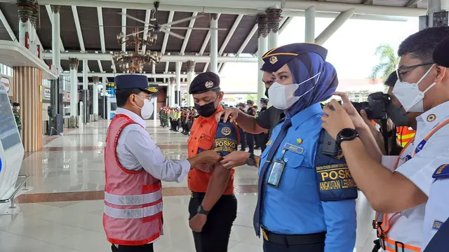 Menteri Perhubungan Budi Karya Sumardi pimpin Apel Gelar Pasukan Angkutan Lebaran 2022 di Terminal 1 Bandara Internasional Soekarno Hatta, Minggu (24/4/2022).