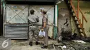 Petugas satpol PP menempel surat peringatan ke 3 di Kawasan Bukit Duri, Jakarta, Selasa (20/9). Pemkot Jaksel akan menertibkan bangunan dan permukiman di kawasan Bukit Duri yang berbatasan dengan Sungai Ciliwung. (Liputan6.com/Gempur M Surya)
