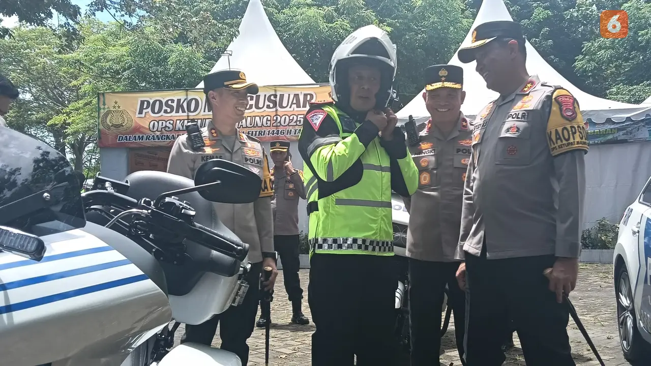 Wakapolri, Komjen Pol Ahmad Dofiri, Pantau Situasi Anyer Gunakan Sepeda Motor. (Sabtu, 05/04/2025). (Yandhi Deslatama/Liputan6.com).