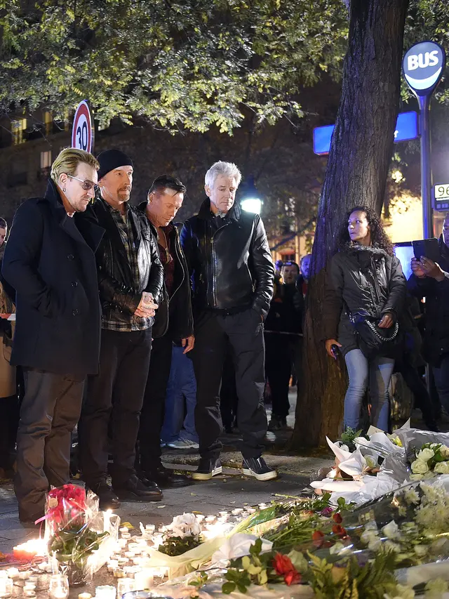 20151114-Berduka Atas Teror Paris, U2 Letakkan Karangan Bunga di Bataclan Theatre -Prancis