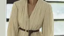 Raline Shah terlihat elegan dalam balutan blazer dress dan belt cokelat dari Louis Vuitton [@ralineshah]