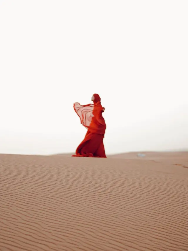 Dinda Hauw di padang pasir Dubai (Foto: Instagram/@dindahw)