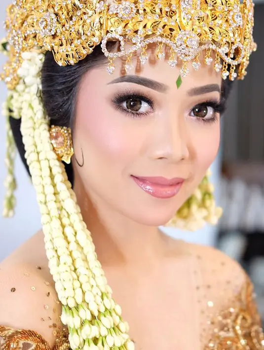 Karina Salim terlihat memukau dengan mengenakan busana tradisional dengan nuansa warna emas. (Foto: instagram.com/karinasalim)