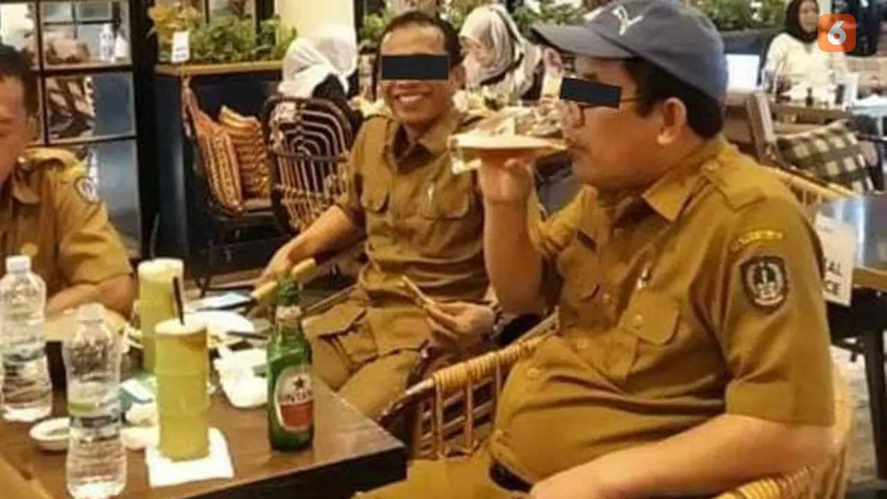 Viral ASN nongkrong sambil minum bir di Makassar (Liputan6.com/Istimewa)