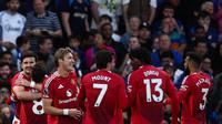 Sejumlah pemain MU merayakan gol yang dicetak Harry Maguire ke gawang Chelsea, namun sayang VAR menganulir gol tersebut. Bertanding di Stamford Bridge, Sabtu (17/5/2025), Setan Merah kalah 0-1. (HENRY NICHOLLS / AFP)