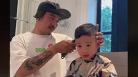Keluarga Raffi Ahmad Punya Tukang Cukur Langganan, Berapa Bayarannya?