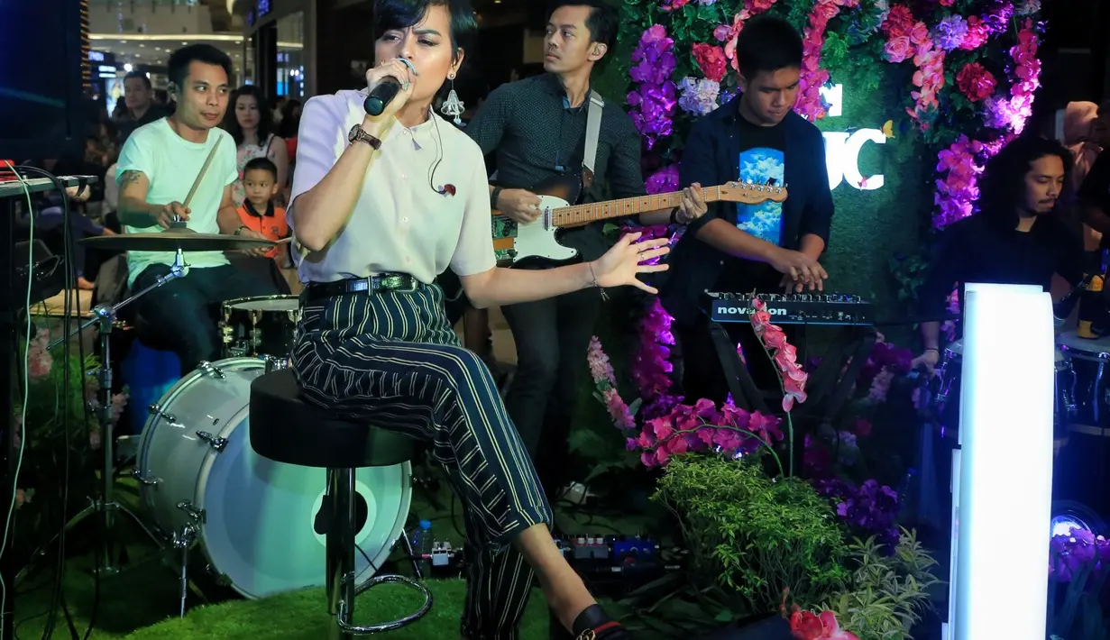 "Duh, Punya nggak ya? Haha," jawabnya singkat. Begitu juga saat didesak terkait beberapa foto mesranya, Eva tidak mau berkomentar. "Duh, udah ah, enggak mau (jawab)," pungkasnya. (Adrian Putra/Bintang.com)