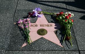 Beberapa bunga diletakkan di bintang Hollywood Walk of Fame milik aktor sekaligus sutradara Amerika Serikat, Rob Reiner, di Los Angeles, California, pada Senin 15 Desember 2025. Dunia perfilman Amerika Serikat berduka atas kepergian Rob Reiner. (Frederic J. Brown/AFP)