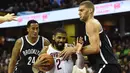 Ekspresi pemain Cleveland Cavaliers, Kyrie Irving (2) saat berusaha melewati hadangan pemain  Brooklyn Nets, Brook Lopez (11) pada lanjutan NBA di Quicken Loans Arena, (23/12/2016). (Reuters/Ken Blaze-USA TODAY Sports)