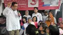 Cagub DKI Jakarta, Anies Baswedan memaparkan program kerjanya kepada warga Gang Sawo, Ampera, Jakarta Selatan, Senin (20/3). Dalam kunjungannya, Anies juga berpesan agar warga mengawal penghitungan suara di TPS mereka nanti. (Liputan6.com/Yoppy Renato)