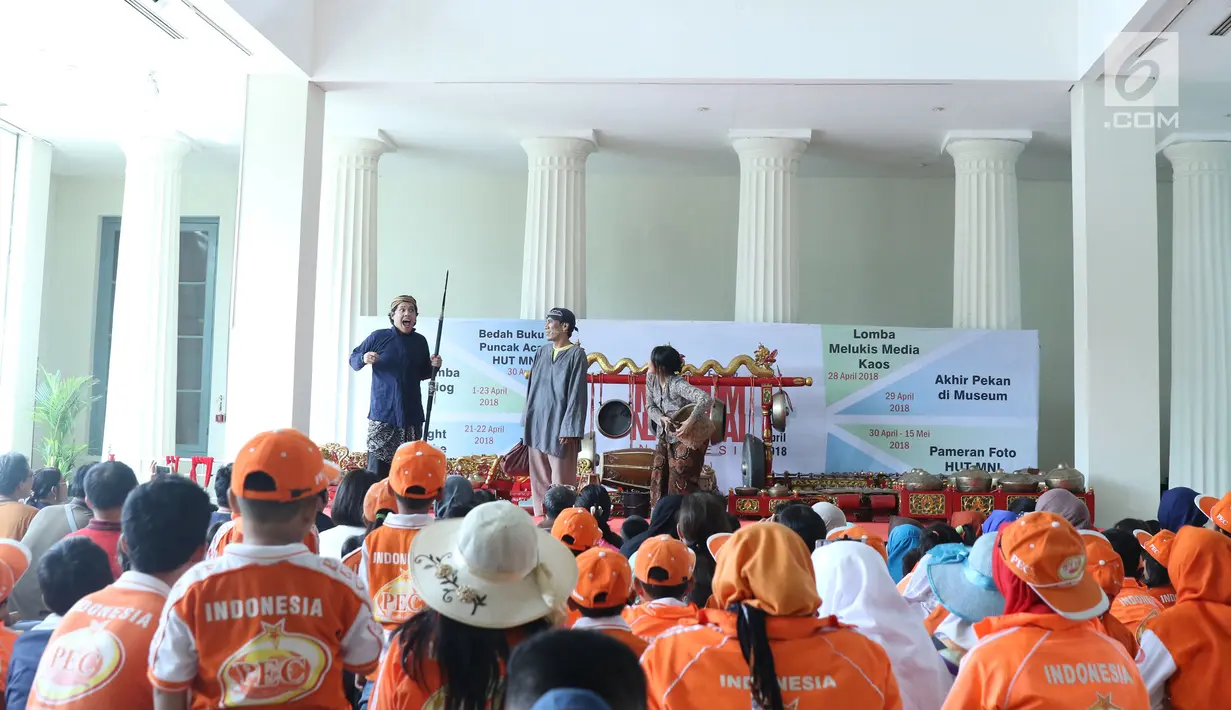Pemeran dari Teater Koma menampilkan potongan cerita sejarah pertempuran pasukan Mataram dengan tentara Belanda saat pementasan dongeng teater di Museum Nasional Indonesia, Jakarta, Minggu (29/4). (Liputan6.com/Helmi Fithriansyah)