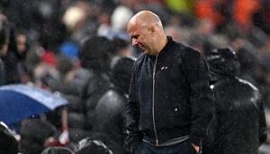 Pelatih asal Belanda Liverpool, Arne Slot, bereaksi setelah timnya kebobolan gol pertama dalam pertandingan leg kedua perempat final Liga Champions 2025/2026 antara Liverpool dan Paris Saint-Germain di Anfield, Liverpool, Inggris barat laut, pada 14 April 2026. (Paul ELLIS / AFP)