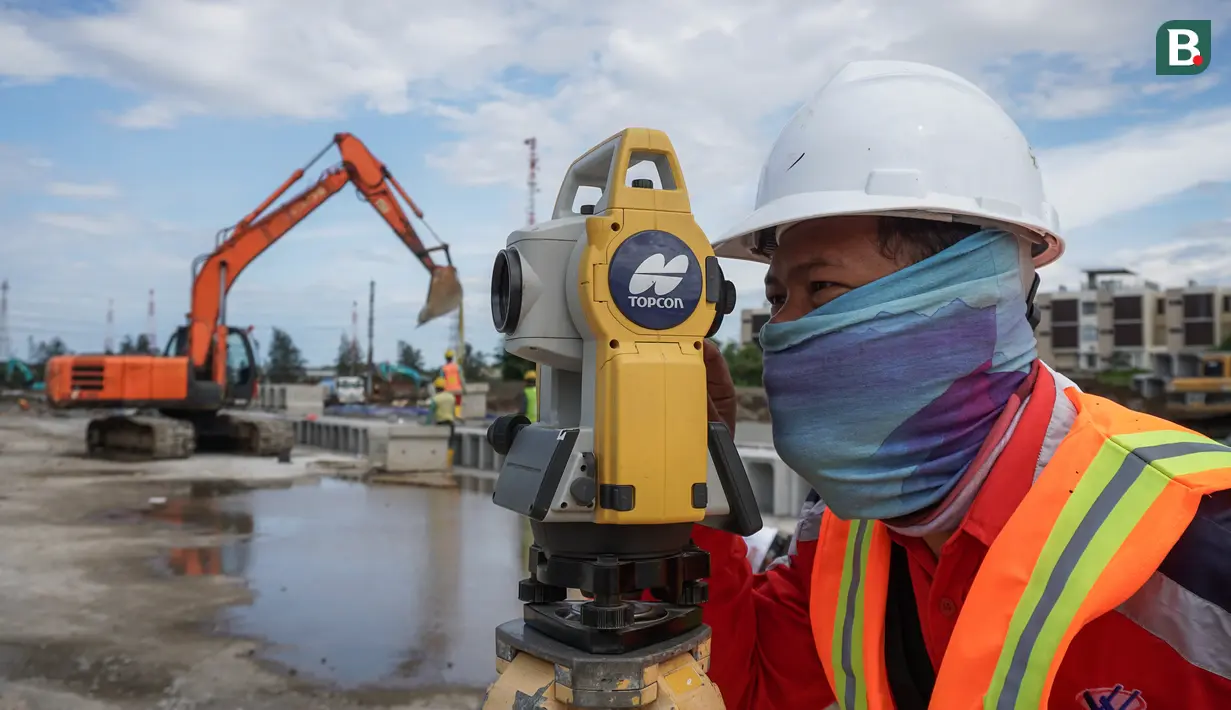Aktivitas pekerja proyek pembangunan Sirkuit Formula E di kawasan Taman Impian Jaya Ancol, Jakarta Utara, Minggu (06/03/2022). Progres sirkuit sudah mencapai 52 persen pada hari ke-32 dan ditargetkan akan selesai pada bulan April 2022. (Bola.com/Bagaskara Lazuardi)