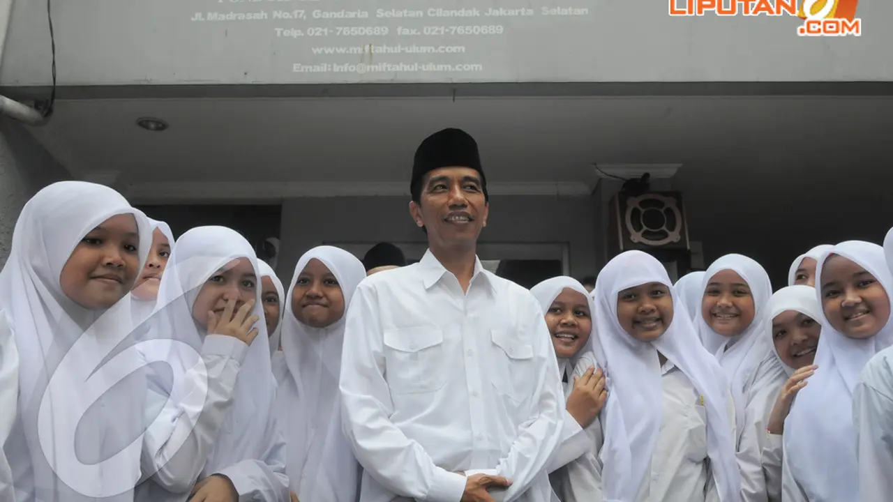 [FOTO] Butuh Dukungan Ulama, Jokowi Tempel Kiayi