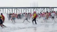 Tradisi Warga Inggris Berenang di Laut Saat Natal