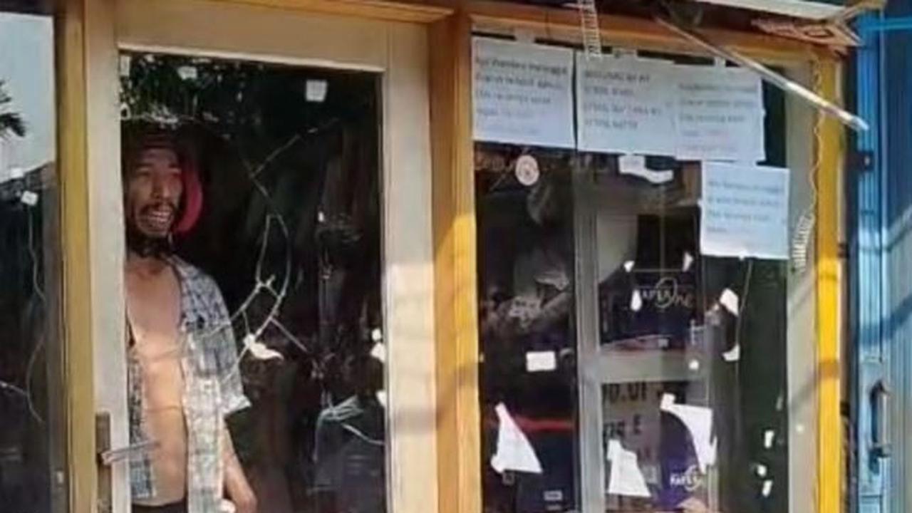 Pria yang diduga orang dengan gangguan jiwa (ODGJ) mengamuk dan menyandera dua anak kandungnya di rumah toko (ruko), kawasan Pasar Rebo.