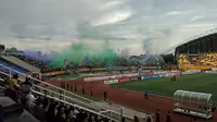 Salah satu kelompok suporter Sriwijaya FC menyalakan flare pada laga kontra Bhayangkara FC dalam lanjutan Liga 1 2018 di Stadion Gelora Sriwijaya, Palembang, Sabtu (12/5/2018). (Liputan6.com/Indra Pratesta)
