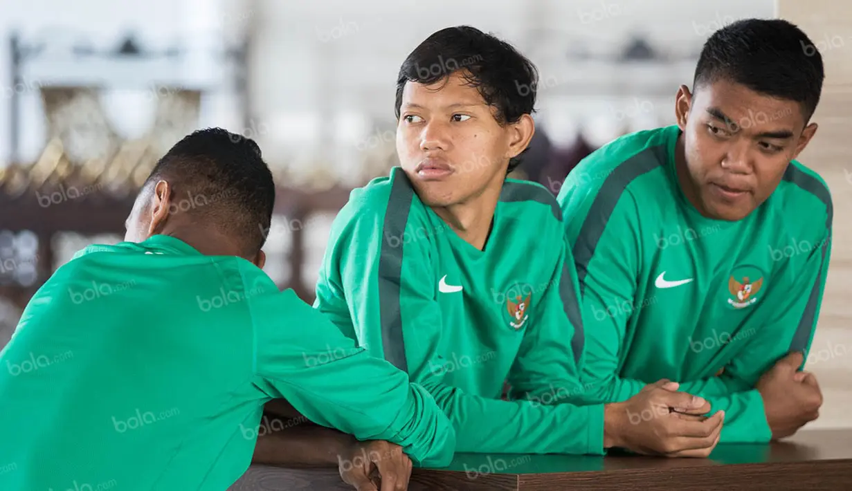 Para mantan pemain timnas Indonesia U-23, Adam Alis, Teguh Amiruddin dan Abduh Lestaluhu kembali berkumpul dan saling melepas kangen. (Bola.com/Vitalis Yogi Trisna)