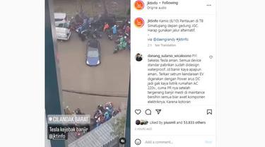 Mobil Listrik Tesla Terjebak Banjir Jakarta