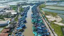 Pemandangan udara menunjukkan kapal-kapal nelayan berlabuh di Pelabuhan Juwana, Jawa Tengah, Rabu 6 Mei 2026. Kenaikan harga Bahan Bakar Minyak (BBM) diesel nonsubsidi (solar industri) per 4 Mei 2026, menyebabkan ribuan nelayan, khususnya di wilayah Pantura (Indramayu dan Pati), tidak dapat melaut. (Devi RAHMAN/AFP)