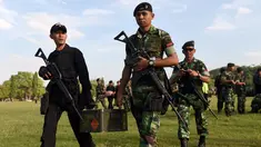 Tentara Indonesia berkumpul untuk persiapan keamanan di Denpasar, Bali, Indonesia (23/6). Menjelang kunjungan mantan Presiden AS Barack Obama, petugas gabungan disiapkan. (AFP Photo/Sonny Tumbelaka)