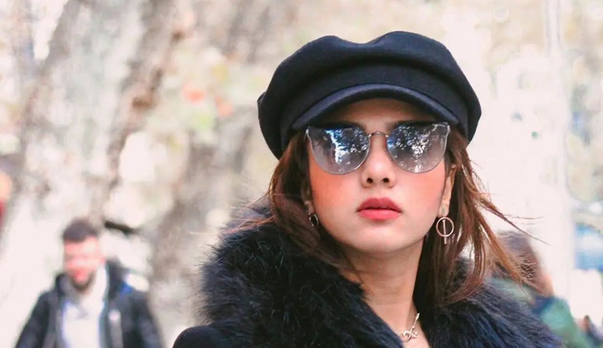 Tampil dengan makeup tebal dan memakai kacamata serta topi, membuat pemeran Gina di sinetron Dari Jendela SMP ini terlihat begitu modis. Terlebih, gayanya ini modis dengan padu padan warna dari topi hingga busana ialah warna hitam. (Liputan6.com/IG/@sabrindh)
