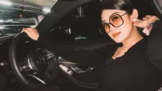 Elizabeth Caroline Mendeng atau akrab disapa Oline Mendeng, aktris sekaligus pembawa acara yang kariernya meroket karena bintang sitkom OB. Ya, Oline memerankan karakter Susi sebagai OB. Biasa terlihat sebagai OB, nyatanya gaya Oline di kehidupan nyata sangat berbeda karena kerap tampil glamor. (Liputan6.com/IG/olinemendeng)