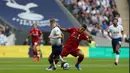 Striker Liverpool, Roberto Firmino, berebut bola dengan bek Tottenham Hotspur, Toby Alderweireld, pada laga Premier League di Stadion Wembley, Sabtu (15/9/2018). Tottenham Hotspur takluk 1-2 dari Liverpool. (AFP/Ian Kington)