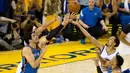 Para Pemain Warriors, dan Pemain Oklahoma City Thunder berebut bola pada final wilayah barat NBA Playoffs di Oracle Arena, (31/5/2016) WIB. Warriors menang 96-88. (Mandatory Credit: Kyle Terada-USA TODAY Sports)