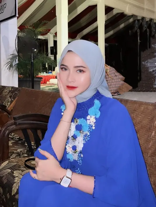 Pemilik nama lengkap Bella Bonita Rafnotfic ini merupakan seorang selebgram. Perempuan kelahiran Madiun pada 17 Desember 1998 itu sudah lama terjun di dunia model sejak duduk di bangku SMA. Ia juga kerap mengunggah potretnya saat menjadi model busana dan makeup pengantin Jawa. (Liputan6.com/IG/@bellabonita_r.a)
