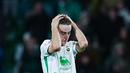 Pemain Racing Santander, Javier Castro, tampak kecewa setelah ditaklukkan Barcelona pada babak 16 besar Copa del Rey di Estadio El Sardinero, Jumat (16/1/2025). (AP Photo/Miguel Oses)