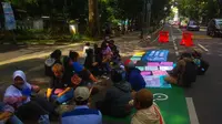 Korban penggusuran proyek rumah deret di Tamansari berbondong-bondong mendatangi Balai Kota Bandung. Mereka menagih kembali hak dasar hidup sebagai warga di Indonesia. (Liputan6.com/ Arie Nugraha)