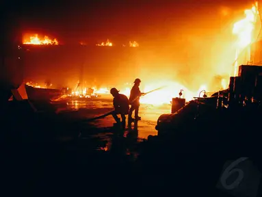 Api melalap sebuah gudang di Jalan Lodan Raya, Jakarta Utara, Selasa (11/11/2014) dini hari. (Liputan6.com/Faizal Fanani)