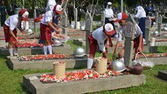 Sejumlah siswa berziarah dan tabur bunga di Taman Makam Pahlawan (TMP) Kalibata, Jakarta, Senin (10/11/2014). (Liputan6.com/Johan Tallo) 