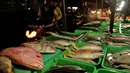 Meski kondisinya cukup memprihatinkan, namun tidak menyurutkan pembeli untuk berburu ikan segar di Pasar Ikan Kramat Jati, Jakarta Timur, (12/5/2014). (Liputan6.com/Johan Tallo)