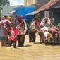 Akibat banjir di wilayah Pantura barat, warga di 13 desa terpaksa mengungsi. Bahkan, ada posko pengungsian yang ikut terendam banjir. (Liputan6.com/Fajar Eko Nugroho)