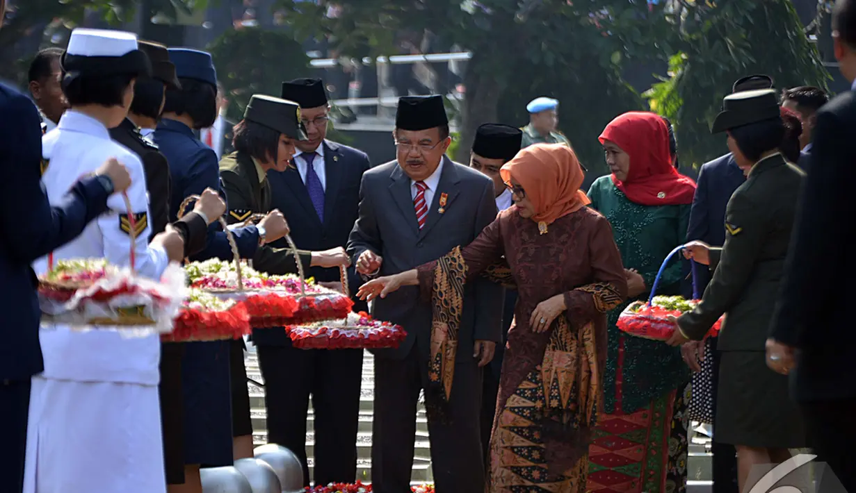 Wapres Jusuf Kalla melakukan tabur bunga di Taman Makam Pahlawan Kalibata, Jakarta, Senin (10/11/2014) (Liputan6.com/Johan Tallo)