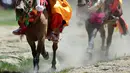Penduduk desa dari Wilayah Quxu memamerkan keterampilan menunggang kudanya dalam perayaan Festival Ongkor di Lhasa, Daerah Otonom Tibet, China (6/8/2020). Festival Ongkor  dirayakan setiap tahun oleh penduduk setempat ketika mereka berdoa untuk hasil panen melimpah. (Xinhua/Soinam Norbu)