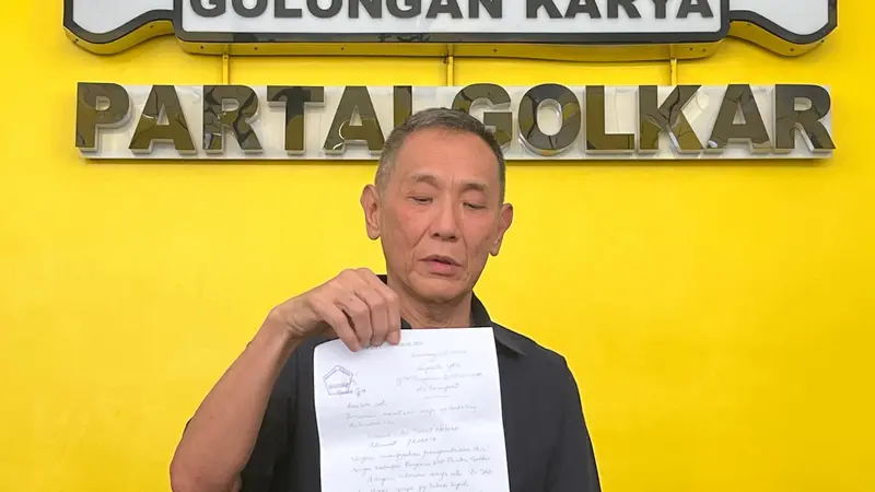 Politikus Partai Golkar Jusuf Hamka atau yang akrab disapa Babah Alun menyerahkan surat pengunduran dirinya sebagai kader Partai Golkar.