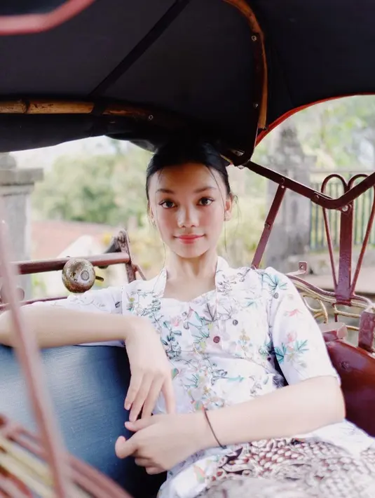 Selain material brokat, Naura Ayu juga menyenangi bahan kebaya floral yang romantis (Foto: Instagram @naura.ayu)