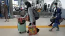 Sejumlah penumpang membawa barang bawaan di Stasiun Pasar Senen, Jakarta, Rabu (19/5/2021). Stasiun Pasar Senen tak menerapkan kembali pengecekan dokumen bebas COVID-19 bagi para penumpang yang tiba di Jakarta. (merdeka.com/Imam Buhori)