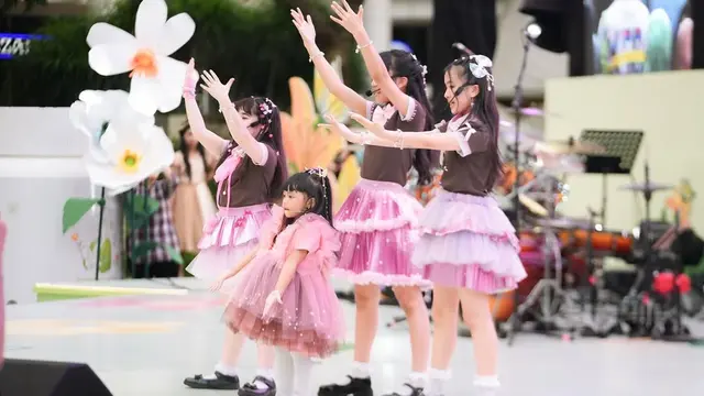 6 Potret Centil Menggemaskan Ameena Atta Manggung Bareng Girlband Cilik, Terlihat Lincah dengan Dress Tutu Pink