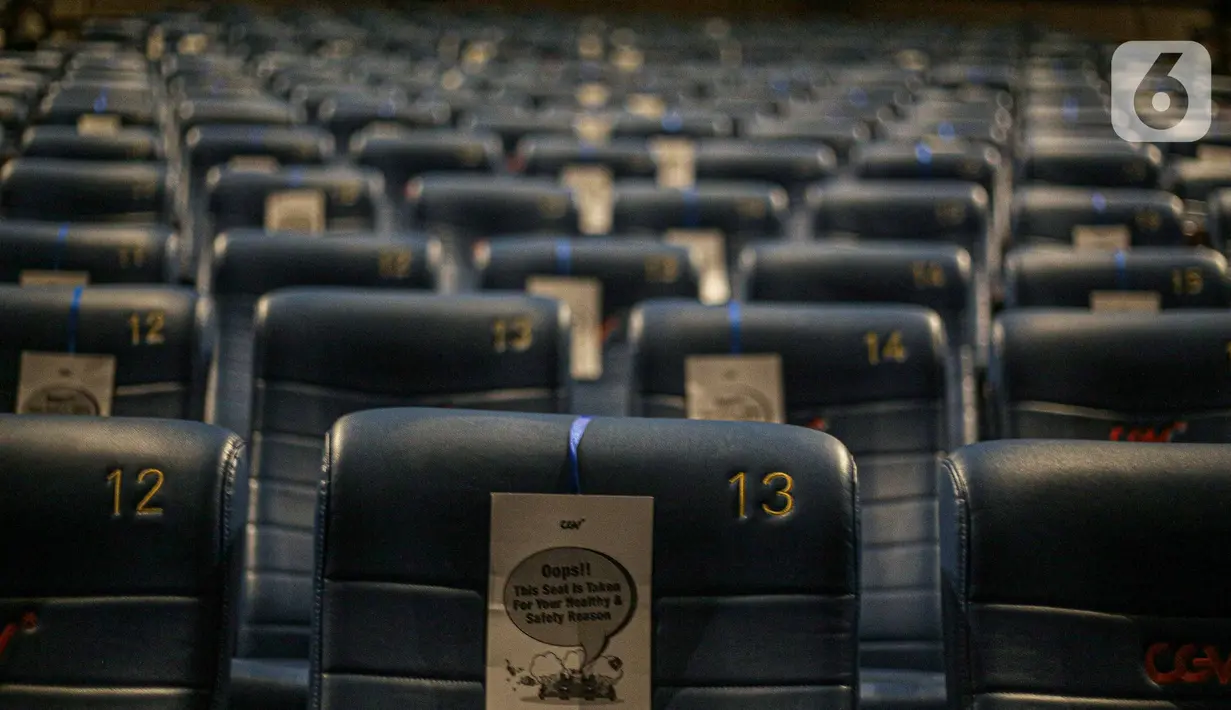 Tanda jarak kursi penonton di dalam bioskop CGV Grand Indonesia, Jakarta, Kamis (16/9/2021). Pemerintah memberikan kelonggaran dengan memperbolehkan bioskop buka kembali dengan kapasitas penggunaan aplikasi PeduliLindungi dan telah tervaksinasi COVID-19 lengkap. (Liputan6.com/Faizal Fanani)