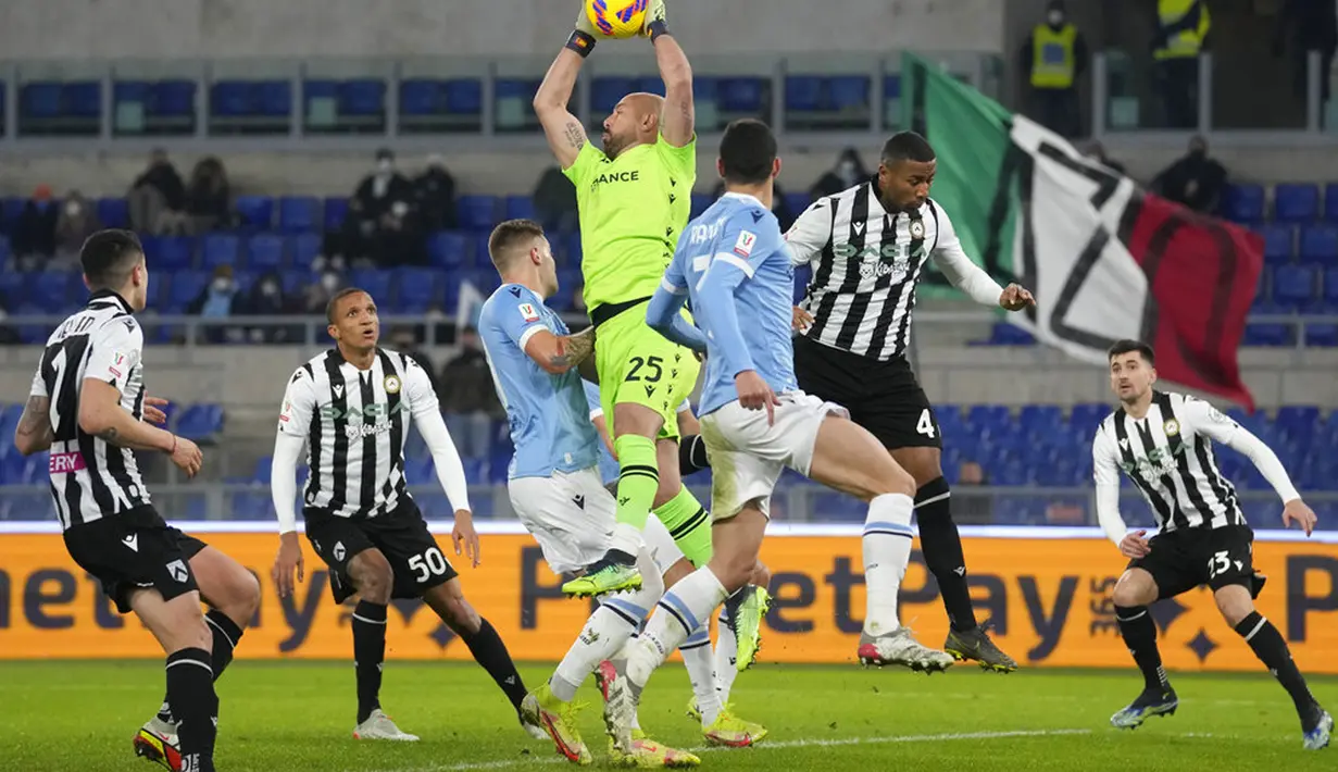 Penjaga gawang Lazio Pepe Reina menangkap bola saat melawan Udinese pada pertandingan sepak bola Coppa Italia di Olympic Stadium, Roma, Italia, 18 Januari 2021. Lazio menang dengan skor 1-0. (AP Photo/Andrew Medichini)